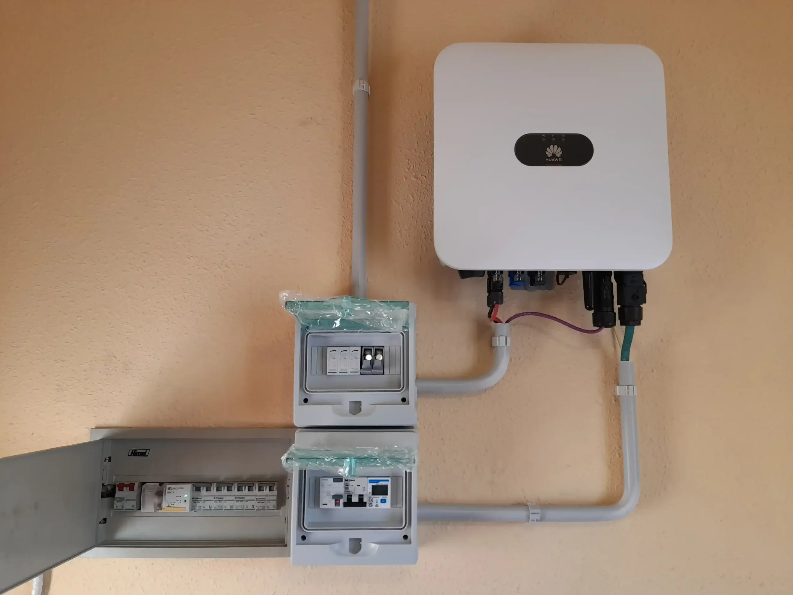 Cuadro eléctrico con inversor instalado en pared para control y distribución de energía.