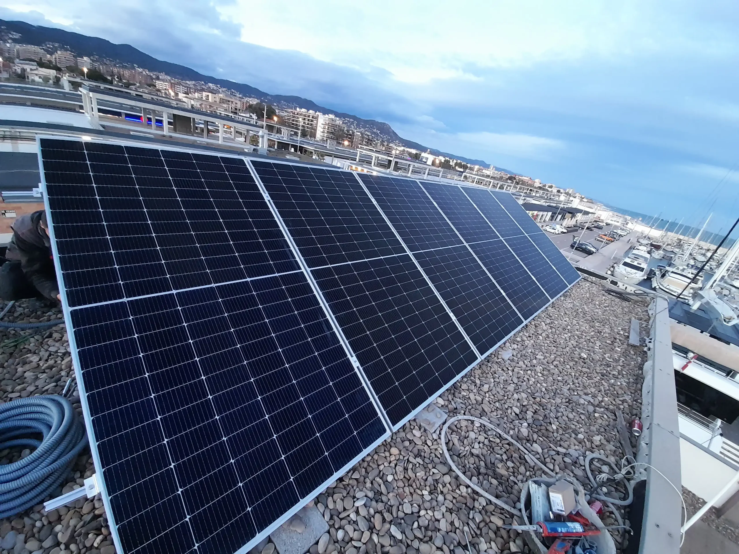 Instalación de placas solares en cubierta para autoconsumo energético.